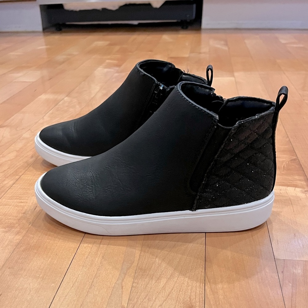 Brand new zip up bootie, size 2